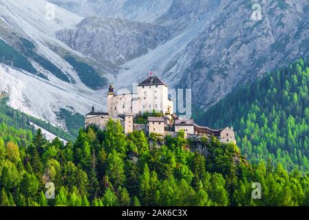 Kanton dei Grigioni: Schloss Tarasp im Engadina Bassa fino, Schweiz | Utilizzo di tutto il mondo Foto Stock