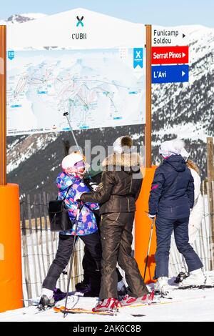PYRENEES, ANDORRA - 15 FEBBRAIO 2019: Turisti sconosciuti stanno guardando il circuito sulla montagna in una stazione sciistica. Foto Stock