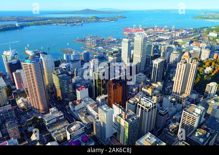 Nordinsel: Auckland, Blick von der Aussichtsplattform des Sky Tower auf Stadt und Hafen, Neuseeland | Utilizzo di tutto il mondo Foto Stock