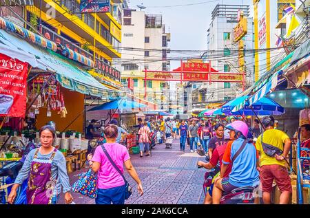 BANGKOK, Tailandia - 15 Aprile 2019: l'affollato mercato Street a Chinatown con numerosi caffè e cibo di strada si spegne, il 15 aprile a Bangkok Foto Stock