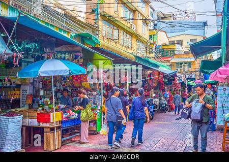 BANGKOK, Tailandia - 15 Aprile 2019: Il grande mercato in Chinatown ha il proprio abbigliamento strade con un sacco di bancarelle con grande assortimento di non expens Foto Stock