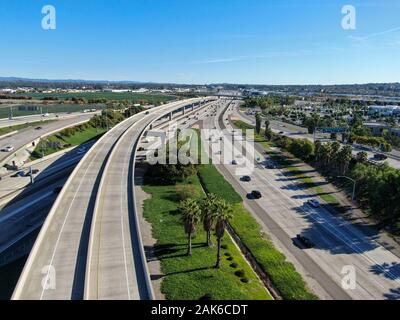 Vista aerea di trasporto strada con piccolo traffico, autostrada interscambio e giunzione, San Diego Freeway e Santa Ana Freeway. USU California Foto Stock