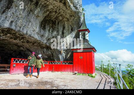 Kanton Appenzell: Weissbad, Hoehlenkapelle Wildkirchli beim Berggasthaus Aescher-Wildkirchli, Schweiz | Utilizzo di tutto il mondo Foto Stock