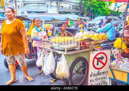 BANGKOK, Tailandia - 15 Aprile 2019: La vecchia cucina-cart con il grill per la preparazione tradizionale Cinese e Thai street food nel mercato di Chinatown, il Apr Foto Stock