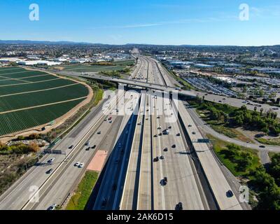 Vista aerea di trasporto strada con piccolo traffico, autostrada interscambio e giunzione, San Diego Freeway e Santa Ana Freeway. USU California Foto Stock