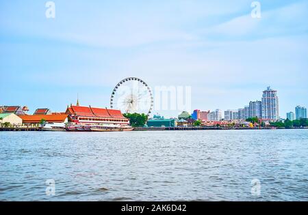 BANGKOK, Tailandia - 15 Aprile 2019: Il grande vista sull'Asiatique parco divertimenti con la grande ruota panoramica Ferris dal passaggio barca fluviale, il 1 aprile Foto Stock