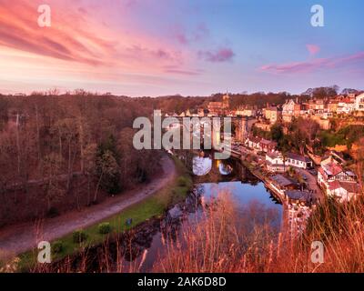 Il viadotto ferroviario sul fiume Nidd al tramonto dal parco del castello in Knaresborough North Yorkshire, Inghilterra Foto Stock