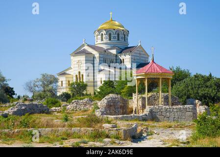 Vista della cattedrale di Vladimir in Khersones su un soleggiato giorno di giugno. Sebastopoli, Crimea Foto Stock