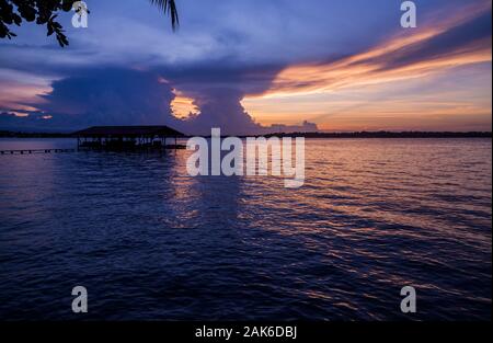 Atlantic tramonto al mare in Bocas del Toro. Panama. Foto Stock