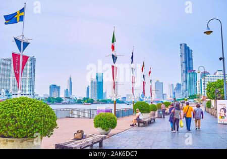 BANGKOK, Tailandia - 15 Aprile 2019: la vasta area di passeggio di Asiatique area dello shopping sulla banca del fiume Chao Phraya con incredibile vista sul moderno arch Foto Stock