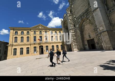 Saint-Maximin-la-Sainte-Baume: Place de L' Hotel de ville mit Rathaus und Basilika Sainte-Marie-Madeleine, Provenza | Utilizzo di tutto il mondo Foto Stock