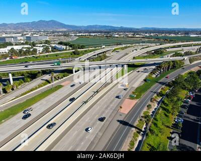 Vista aerea di trasporto strada con piccolo traffico, autostrada interscambio e giunzione, San Diego Freeway e Santa Ana Freeway. USU California Foto Stock