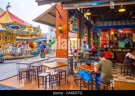 BANGKOK, Tailandia - 15 Aprile 2019: Il popolare ristorante nella zona pranzo all'aperto Asiatique shopping mall, il 15 aprile a Bangkok Foto Stock