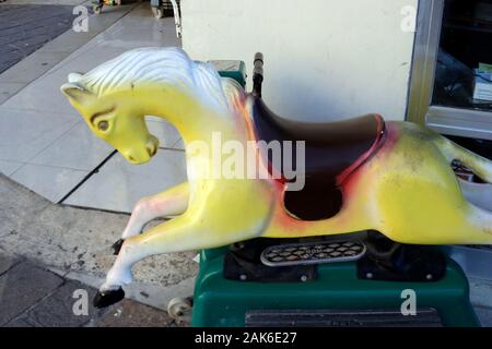 Slot Machine cavallo,al di fuori di un negozio Medina Malta Foto Stock