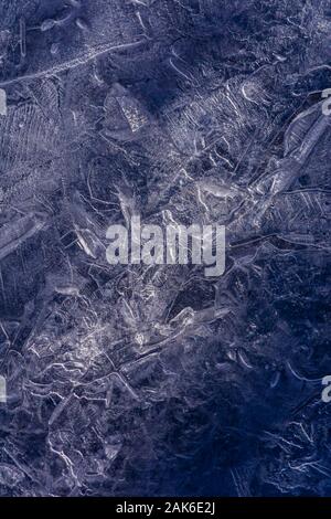 Sole di mattina Dettaglio evidenza di formazioni di ghiaccio sulla superficie di carni congelate creek, Sellar Gulch dell area, Castle Rock Colorado negli Stati Uniti. Foto scattata in dicembre. Foto Stock