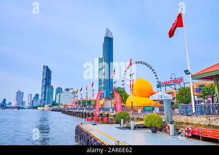 BANGKOK, Tailandia - 15 Aprile 2019: la vista dal Molo sul Lungomare di grandi dimensioni del parco Asiatique con ristoranti in Old docks e sculture di grandi dimensioni Foto Stock