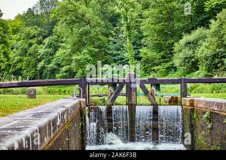 Immagine di cancelli di blocco sul canale d'Ille et Rance, Brittany, Francia Foto Stock