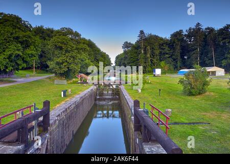 Immagine di una serratura/ecluse sul canale d'Ille et Rance a Hede, Bretagna Francia Foto Stock