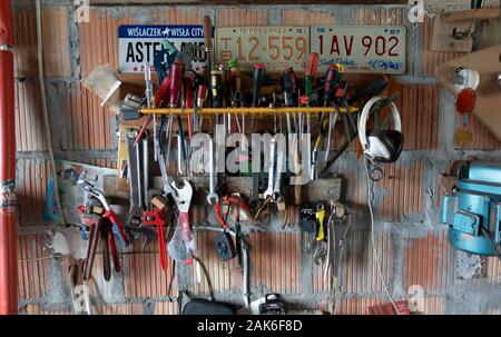 Rack di chiavi, cacciaviti, cuffie e altri strumenti appeso con cura sulla parete del garage. Zawady Gmina Polonia Rzeczyca Foto Stock