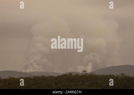 Fire Fighting elicottero in una grande bushfire nelle Blue Mountains in Australia Foto Stock