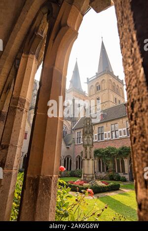 Xanten: Dom St.Viktor, Blick vom Kreuzgang auf begruenten Innenhof Mit einem Hochkreuz, Ruhrgebiet | Utilizzo di tutto il mondo Foto Stock