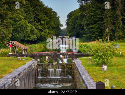 Immagine di una serratura/ecluse sul canale d'Ille et Rance a Hede, Bretagna Francia Foto Stock