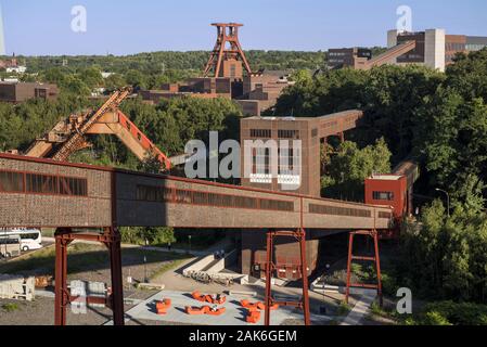 Essen: UNESCO-Welterbe Zollverein, ehemals groesste Steinkohlenzeche der Welt, Bandbruecke (Standseilbahn) zwischen Wiegeturm und Mischanlage auf dem Foto Stock