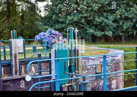 Immagine di bloccare il portellone padel attrezzature idrauliche. Canal d'Ille et Rance, Hede, Bretagna Francia Foto Stock