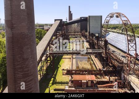 Essen: UNESCO-Welterbe Zollverein, ehemals groesste Steinkohlenzeche der Welt, Blick vom Dach der Mischanlage auf dem Gelaende der ehem. Kokerei, Ruhr Foto Stock