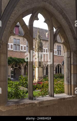 Xanten: Dom St.Viktor, Blick vom Kreuzgang auf begruenten Innenhof Mit einem Hochkreuz, Ruhrgebiet | Utilizzo di tutto il mondo Foto Stock