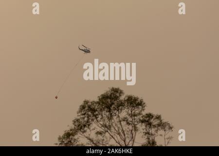 Bombardamento di acqua antincendio in elicottero le montagne blu in Australia Foto Stock