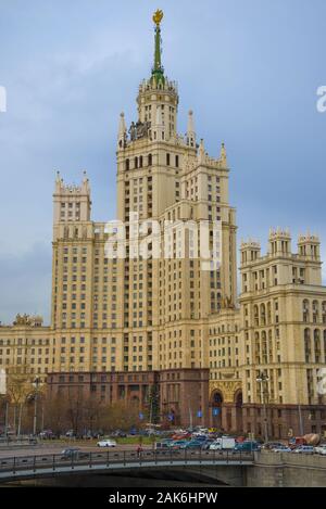 Mosca, Russia - 15 Aprile 2015: la parte centrale di Stalin grattacielo su Kotelnicheskaya embankment closeup su un nuvoloso giorno di aprile Foto Stock