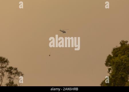 Bombardamento di acqua antincendio in elicottero le montagne blu in Australia Foto Stock