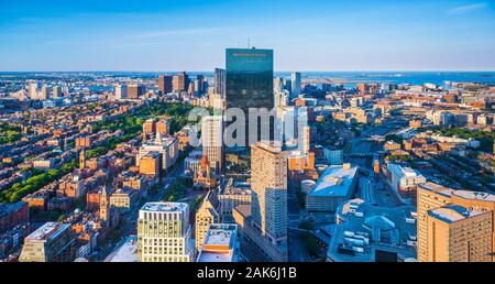 Boston - Giugno 2016, Massachusetts, STATI UNITI D'AMERICA: skyline di Boston di sera. Vista sul centro cittadino e John Hancock Tower dalla sommità del Prudential Center Foto Stock