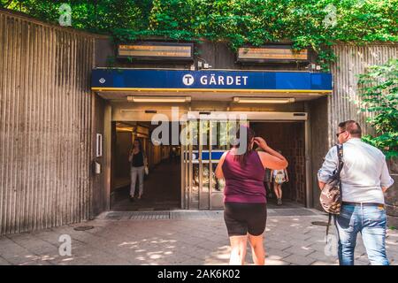 06.20.2019 Redazione Stoccolma Svezia Gardet stazione della metropolitana entrata con gente che cammina in entrata e in uscita su un giorno di estate Foto Stock