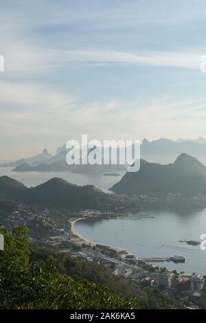 Vista serale dal Parque da Cidade City Park lookout in Niteroi, con vista su Rio de Janeiro. Foto Stock