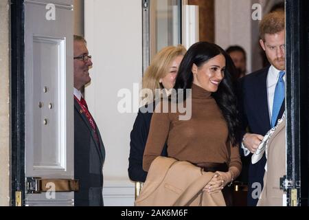 Londra, Regno Unito. 7 gennaio, 2020. Il Duca e la Duchessa di Sussex lasciare il Canada casa in Trafalgar Square dopo la visita per ringraziare l' Alto commissario per la calorosa ospitalità" e il sostegno ricevuto da loro durante un periodo di sei settimane di congedo sabbatico in Canada su azione di rendimento di grazie e di Natale. Credito: Mark Kerrison/Alamy Live News Foto Stock