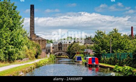 Vecchi edifici del mulino lungo il canale di Leeds e Liverpool Foto Stock