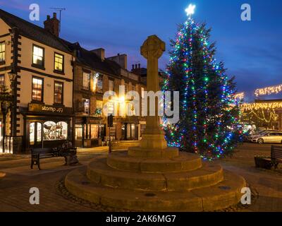 Albero di Natale illuminato al crepuscolo in luogo di mercato Knaresborough North Yorkshire, Inghilterra Foto Stock