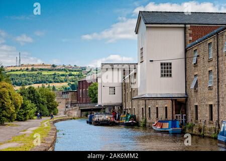 Vecchi edifici del mulino lungo il canale di Leeds e Liverpool Foto Stock