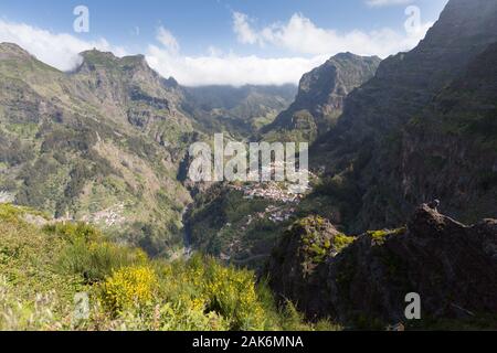 Curral dos freira: Blick vom Aussichtspunkt Eira Do Serrado auf das kleine Dorf zwischen riesigen Berghaengen im Zentrum der Insel, Madeira | w di utilizzo Foto Stock