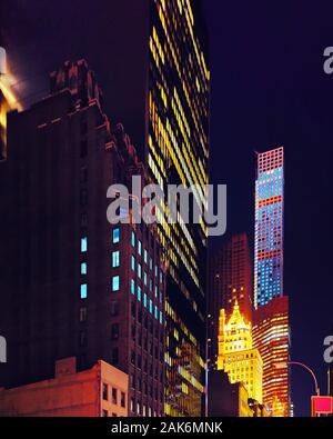 West 43rd Street Midtown Manhattan riflesso di notte Foto Stock
