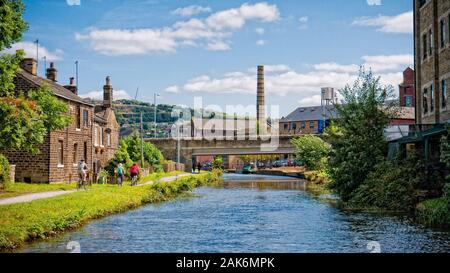 Vecchi edifici del mulino lungo il canale di Leeds e Liverpool Foto Stock