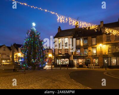 Albero di Natale illuminato al crepuscolo in luogo di mercato Knaresborough North Yorkshire, Inghilterra Foto Stock