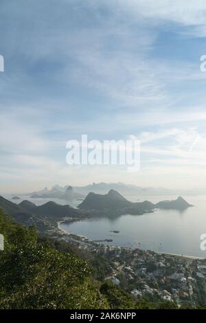 Vista serale dal Parque da Cidade City Park lookout in Niteroi, con vista su Rio de Janeiro. Foto Stock