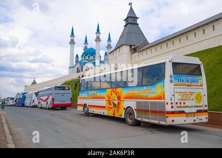 KAZAN, Russia - 30 Aprile 2016: autobus turistici vicino le mura del Cremlino di Kazan' su un aprile giorno nuvoloso Foto Stock