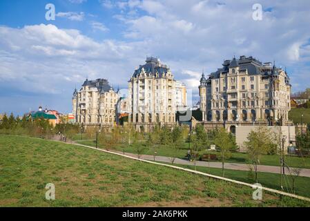 KAZAN, Russia - 30 Aprile 2016: vista dell'elite moderno complesso residenziale "Palazzo Embankment' in aprile pomeriggio Foto Stock