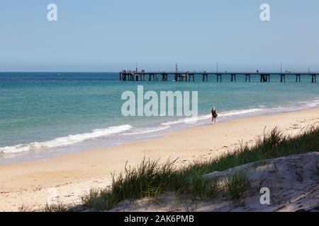 Spiaggia di Adelaide - la gente sulla spiaggia di Glenelg, Adelaide Australia in una giornata di sole in primavera, in Adelaide Australia Meridionale Foto Stock