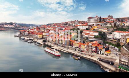 Paesaggio urbano di Porto (Oporto) città vecchia, Portogallo. Valle del fiume Douro. Panorama della famosa città portoghese. Foto Stock