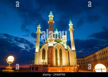 La moschea Kul-Sharif in illuminazione notturna su una serata di aprile. Kazan, Russia Foto Stock